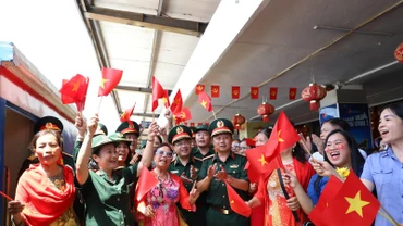 Rất đông người dân đến ga Hà Nội tiễn các khối diễu binh, diễu hành.