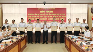 Chuẩn Đô đốc Đỗ Văn Yên, Phó Chính ủy Hải quân, trao tặng bằng khen cho các tập thể, cá nhân.