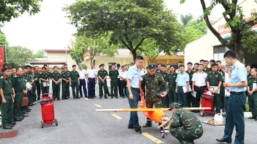 Các học viên lớp tập huấn được huấn luyện thực hành bảo đảm kỹ thuật UAV.
