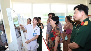Hội đồng chuyên môn khảo sát, kiểm tra thực tế cơ sở hạ tầng công nghệ thông tin của Bệnh viện Quân y 105.