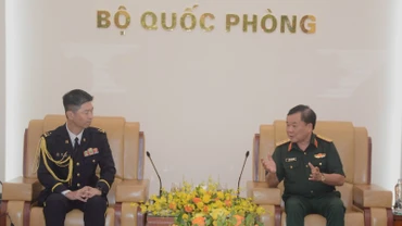 Thượng tướng Hoàng Xuân Chiến, Ủy viên Trung ương Đảng, Ủy viên Thường vụ Quân ủy Trung ương, Thứ trưởng Quốc phòng tiếp Đại tá Tamura Takao, Tùy viên Quốc phòng Nhật Bản tại Việt Nam