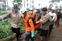 Lực lượng cứu hộ chuyển thi thể nạn nhân tại hiện trường vụ lở đất ở Tây Bandung, tỉnh Tây Java, Indonesia, ngày 24/1/2026. (Ảnh: THX/TTXVN)