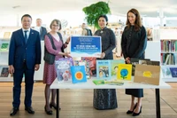 Phu nhân Tổng Bí thư Tô Lâm, bà Ngô Phương Ly trao tặng Thư viện Oodi “Tủ sách tiếng Việt”.