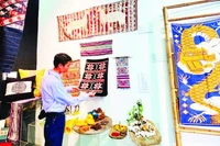 Các sản phẩm thổ cẩm được tạo ra từ kỹ thuật dệt “Tằm Hục Màn” của người Thái ở bản Hoa Tiến (Nghệ An) tưởng chừng mai một đang được lan tỏa rộng rãi nhờ sự hỗ trợ từ Hội đồng Anh.