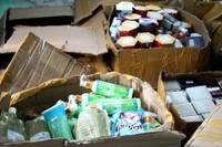 Số hàng hóa mỹ phẩm không rõ nguồn gốc, xuất xứ bị cơ quan chức năng thu giữ. (Ảnh: Lê Thúy Hằng/TTXVN)