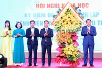 Lãnh đạo tỉnh Phú Thọ tặng hoa chúc mừng hội thảo.