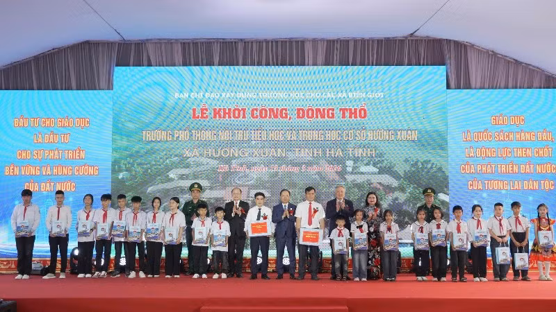 Đồng chí Nguyễn Hòa Bình cùng đại diện lãnh đạo các bộ, ngành và tỉnh Hà Tĩnh tặng quà giáo viên, học sinh trên địa bàn xã Hương Xuân.