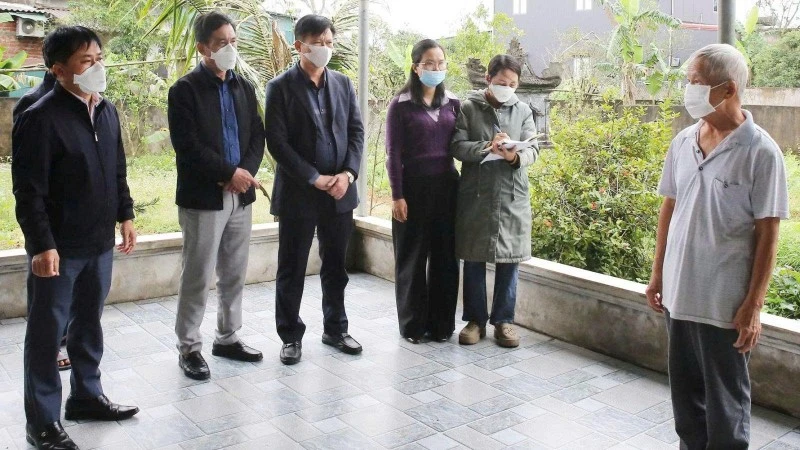 CDC Hà Tĩnh kiểm tra, giám sát dịch cúm gia cầm tại xã Cẩm Xuyên.