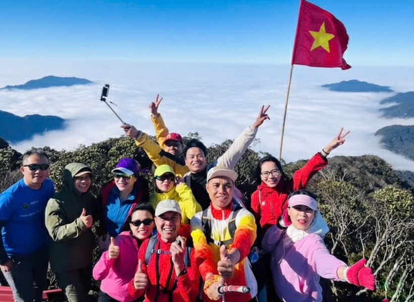Tự hào Tổ quốc trên đỉnh Tây Côn Lĩnh.