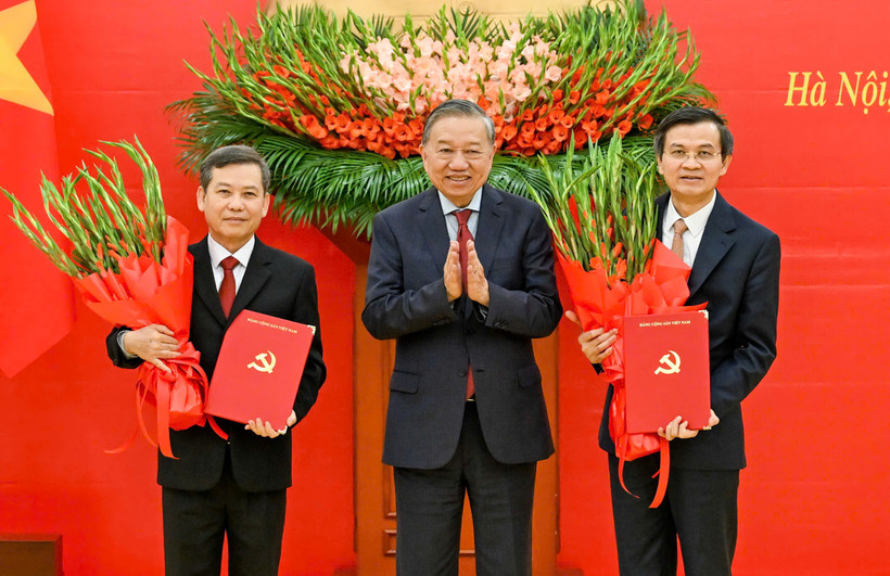 Tổng Bí thư Tô Lâm trao Quyết định của Bộ Chính trị và tặng hoa chúc mừng các đồng chí Lê Minh Trí và Đoàn Minh Huấn. (Ảnh: DUY LINH)
