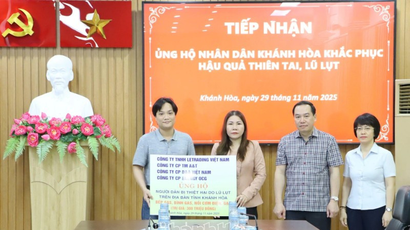 Ủy ban Mặt trận Tổ quốc Việt Nam tỉnh Khánh Hòa tiếp nhận các phần quà, góp phần khắc phục hậu quả thiên tai. 
