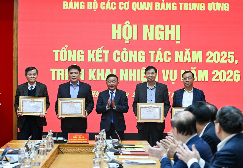 Thường trực Ban Bí thư Trần Cẩm Tú, Bí thư Đảng ủy các cơ quan Đảng Trung ương trao bằng khen cho các tập thể hoàn thành xuất sắc nhiệm vụ năm 2025. (Ảnh: DUY LINH) 