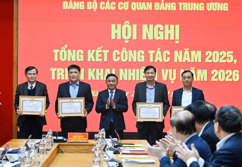 Thường trực Ban Bí thư Trần Cẩm Tú, Bí thư Đảng ủy các cơ quan Đảng Trung ương trao bằng khen cho các tập thể hoàn thành xuất sắc nhiệm vụ năm 2025. (Ảnh: DUY LINH) 
