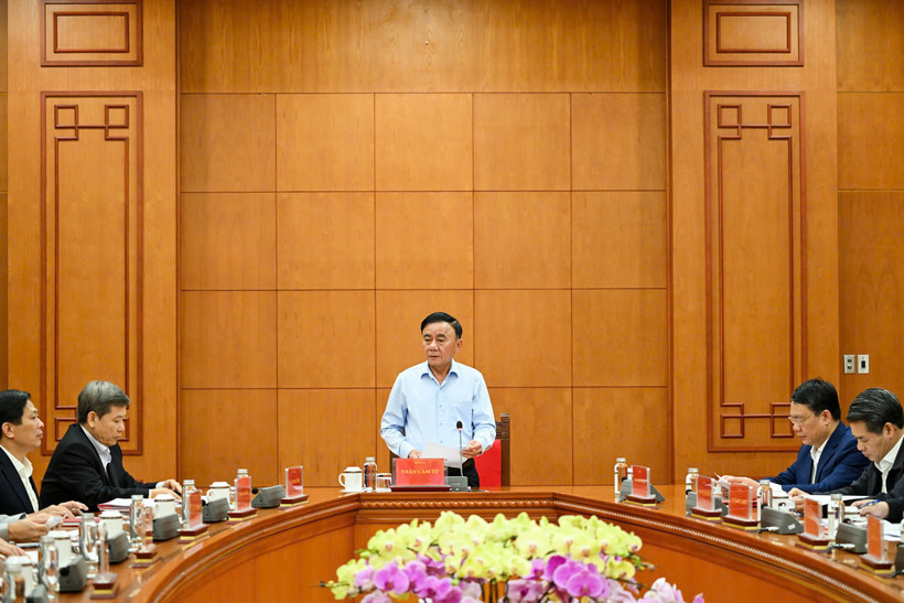 Thường trực Ban Bí thư Trần Cẩm Tú chủ trì cuộc họp Ban Chỉ đạo xây dựng Đề án Tổng kết 20 năm thực hiện Nghị quyết Trung ương 3, khóa X. (Ảnh: DUY LINH) 