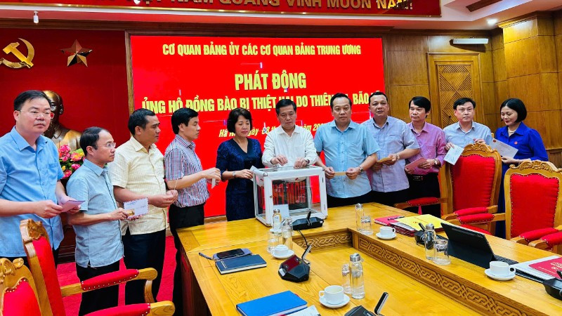 Cán bộ, đảng viên và người lao động cơ quan Đảng ủy các cơ quan Đảng Trung ương chung tay chia sẻ với những thiệt hại của người dân vùng bão lũ.