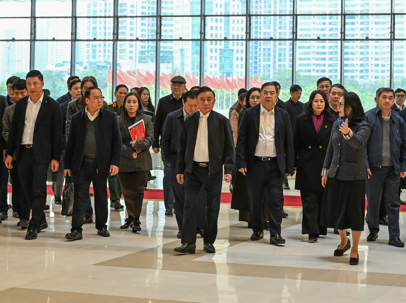 Thường trực Ban Bí thư Trần Cẩm Tú kiểm tra một số hạng mục cải tạo, sửa chữa, nâng cấp hệ thống trang thiết bị phục vụ Đại hội. (Ảnh: DUY LINH)