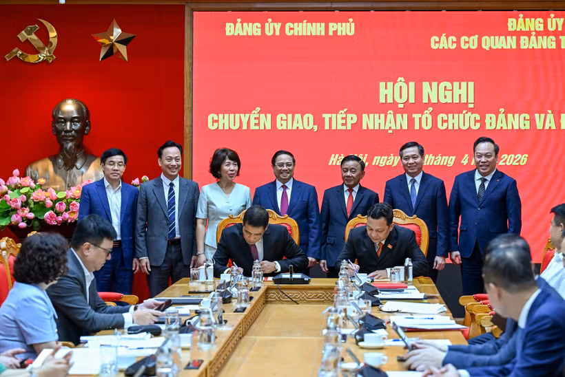 Lễ ký biên bản bàn giao danh sách tổ chức đảng, đảng viên giữa Đảng ủy Chính phủ và Đảng ủy các cơ quan Đảng Trung ương. (Ảnh DUY LINH)