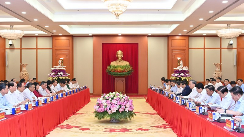 Tập thể Bộ Chính trị làm việc với Thành ủy Hà Nội về chuẩn bị Đại hội Đảng bộ Thành phố nhiệm kỳ 2025-2030. (Ảnh: ĐĂNG KHOA)