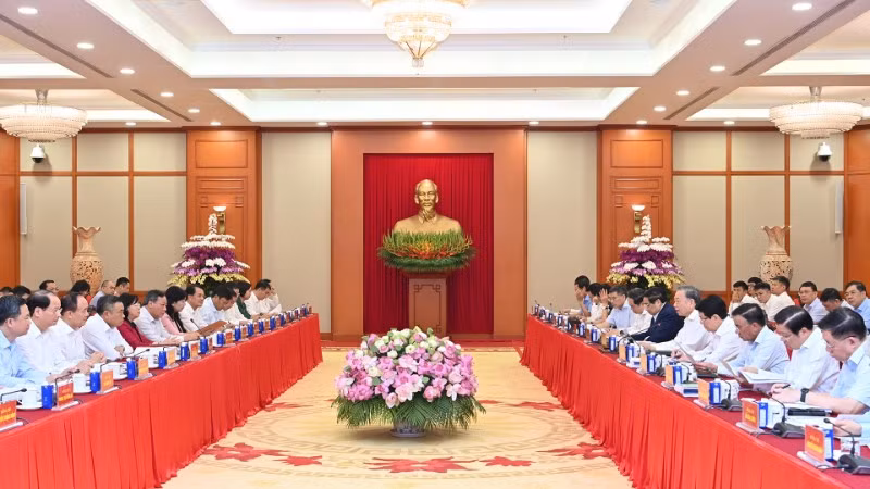 Tập thể Bộ Chính trị làm việc với Thành ủy Hà Nội về chuẩn bị Đại hội Đảng bộ Thành phố nhiệm kỳ 2025-2030. (Ảnh: ĐĂNG KHOA)