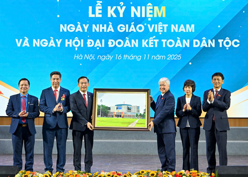 Đồng chí Đỗ Văn Chiến, Ủy viên Bộ Chính trị, Phó Chủ tịch Quốc hội trao tặng Học viện bức ảnh lưu niệm Nhà Quốc hội. (Ảnh: THỦY NGUYÊN)