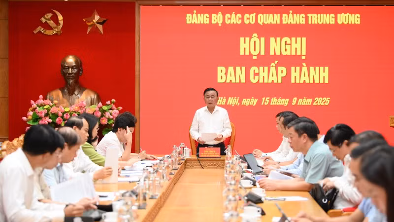 Đồng chí Trần Cẩm Tú, Ủy viên Bộ Chính trị, Thường trực Ban Bí thư, Bí thư Đảng ủy các cơ quan Đảng Trung ương chủ trì hội nghị. (Ảnh: THẾ ĐẠI)