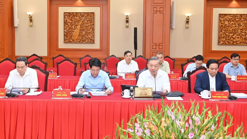 Tập thể Bộ Chính trị làm việc với các ban thường vụ cấp ủy trực thuộc Trung ương về công tác chuẩn bị đại hội. (Ảnh: ĐĂNG KHOA)