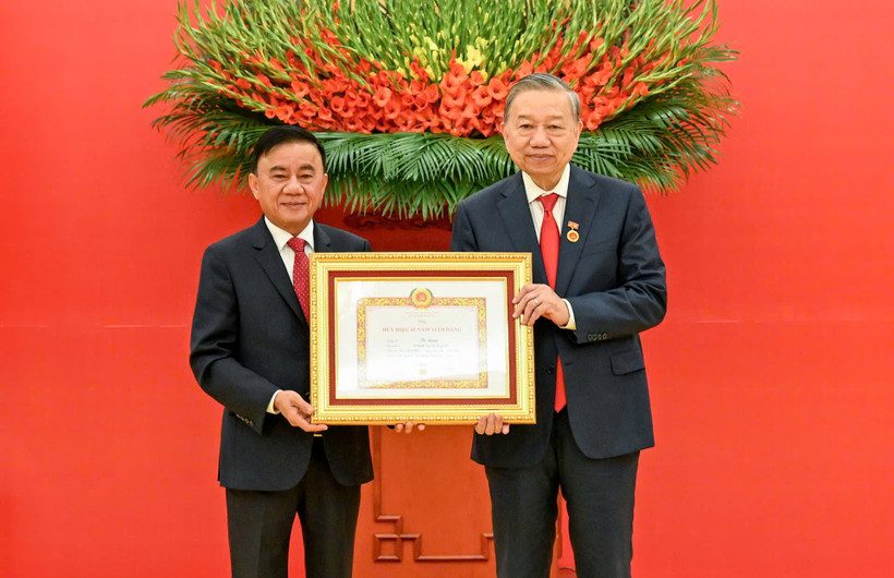 Thường trực Ban Bí thư Trần Cẩm Tú trao Huy hiệu 45 năm tuổi đảng tặng đồng chí Tô Lâm, Tổng Bí thư Ban Chấp hành Trung ương Đảng Cộng sản Việt Nam. (Ảnh: DUY LINH)