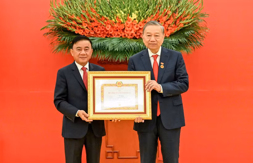 Thường trực Ban Bí thư Trần Cẩm Tú trao Huy hiệu 45 năm tuổi đảng tặng đồng chí Tô Lâm, Tổng Bí thư Ban Chấp hành Trung ương Đảng Cộng sản Việt Nam. (Ảnh: DUY LINH)