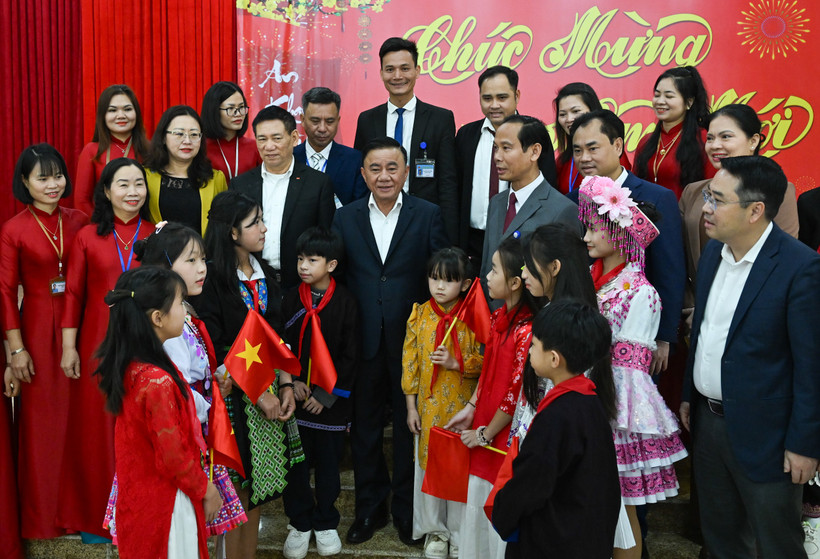 Thường trực Ban Bí thư Trần Cẩm Tú thăm, chúc Tết và tặng quà tại Trung tâm công tác xã hội và Bảo trợ xã hội số 1 tỉnh Lào Cai. (Ảnh: DUY LINH)