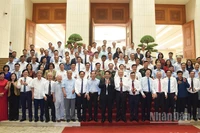 Thủ tướng Chính phủ Phạm Minh Chính và lãnh đạo, nguyên lãnh đạo các cơ quan thông tấn báo chí, các nhà báo lão thành tham dự buổi gặp mặt. (Ảnh: Trần Hải)