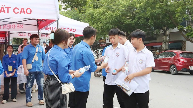 Tình nguyện viên tiếp sức kỳ thi. img-2025-06-05-150304.jpg