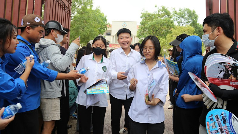 Các thí sinh phấn khởi kết thúc môn thi ngữ văn. img-2025-06-05-150034.jpg