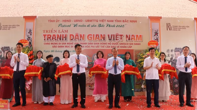 Các đại biểu cắt băng khai mạc triển lãm.