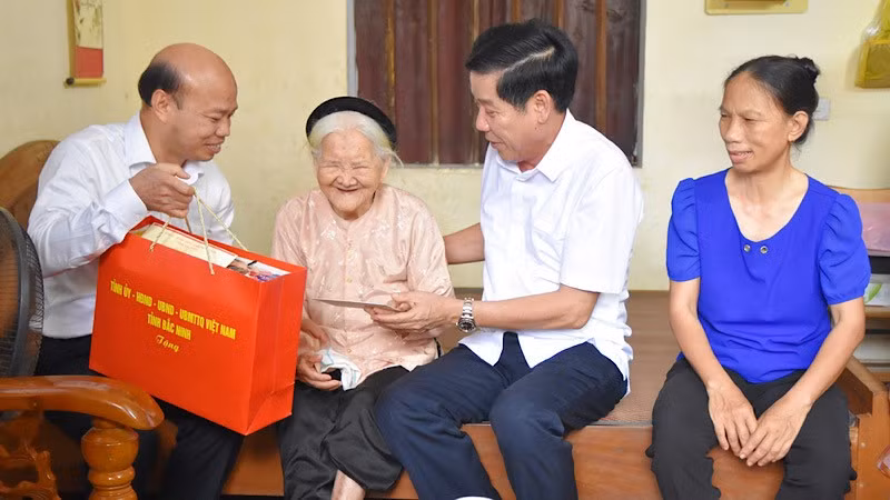 Bí thư Tỉnh ủy Bắc Ninh Nguyễn Văn Gấu tới thăm, động viên Mẹ Việt Nam Anh hùng Nguyễn Thị Cược tại phường Ninh Xá. 