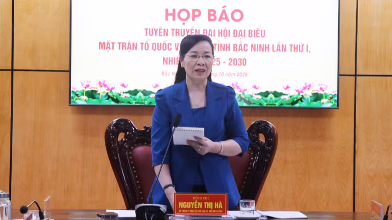 Bà Nguyễn Thị Hà, Ủy viên Ban Thường vụ Tỉnh ủy, Chủ tịch Ủy ban Mặt trận Tổ quốc Việt Nam tỉnh Bắc Ninh phát biểu.