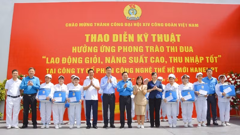 Lãnh đạo Tổng Liên đoàn Lao động Việt Nam và tỉnh Bắc Ninh trao quà tặng công nhân Công ty Hanel PT.