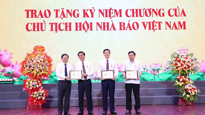 Các đồng chí lãnh đạo tỉnh nhận Kỷ niệm chương "Vì sự nghiệp báo chí Việt Nam". img-2025-06-13-192058.jpg