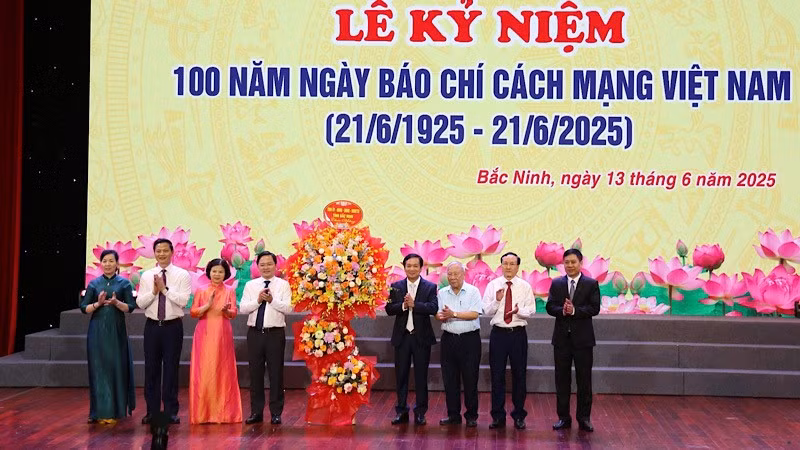 Các đồng chí lãnh đạo tỉnh tặng hoa chúc mừng nhân kỷ niệm 100 năm Ngày báo chí cách mạng Việt Nam.