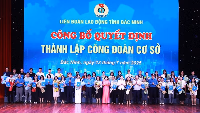 Lãnh đạo tỉnh Bắc Ninh chúc mừng 36 công đoàn cơ sở được thành lập mới.