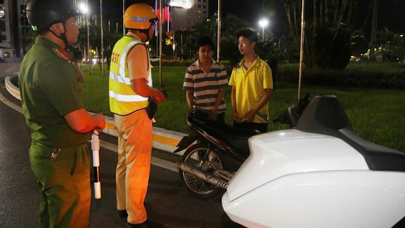 Nhiều thanh thiếu niên vi phạm các quy định khi tham gia giao thông. img-2025-07-18-171717.jpg