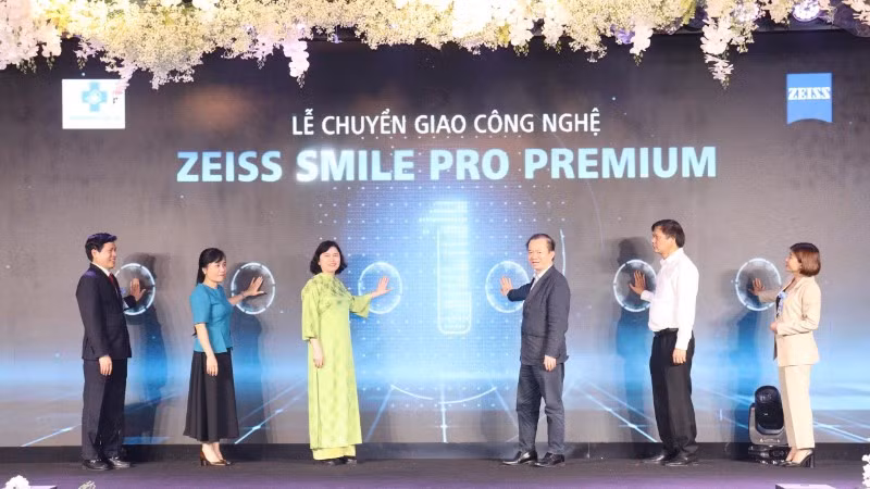 Các đại biểu thực hiện nghi thức chuyển giao công nghệ. 