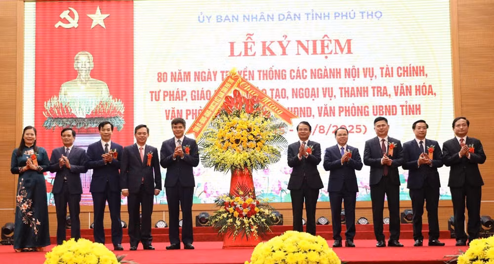 Bí thư Tỉnh ủy Phú Thọ Đặng Xuân Phong tặng hoa chúc mừng ngày truyền thống các ngành khối cơ quan Nhà nước tỉnh Phú Thọ.