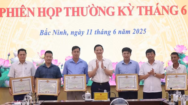 Chủ tịch Ủy ban nhân dân tỉnh Bắc Ninh Vương Quốc Tuấn trao Bằng khen tặng 5 hộ gia đình tiêu biểu trong công tác giải phóng mặt bằng thực hiện dự án đường Vành đai 4.