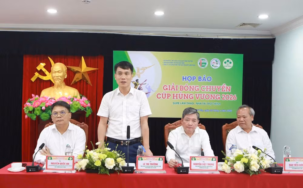 Tổng Thư ký Liên đoàn bóng chuyền Việt Nam Lê Trí Trường giải đáp câu hỏi của các nhà báo.