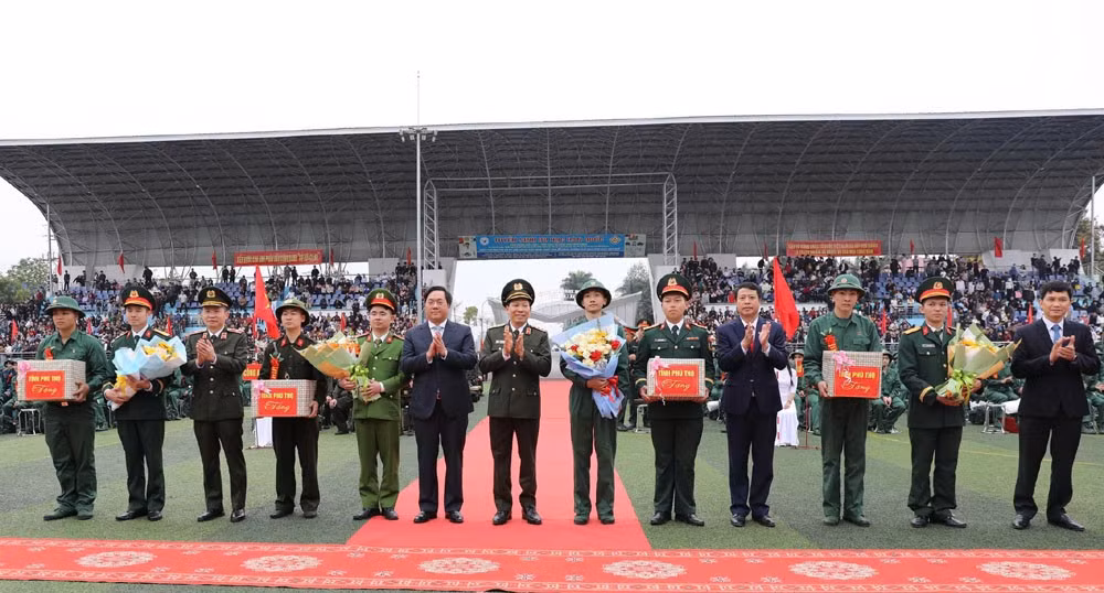 Chủ tịch Ủy ban nhân dân tỉnh Phú Thọ Trần Duy Đông và các đại biểu tặng quà động viên các tân binh khu vực Lâm Thao lên đường nhập ngũ.