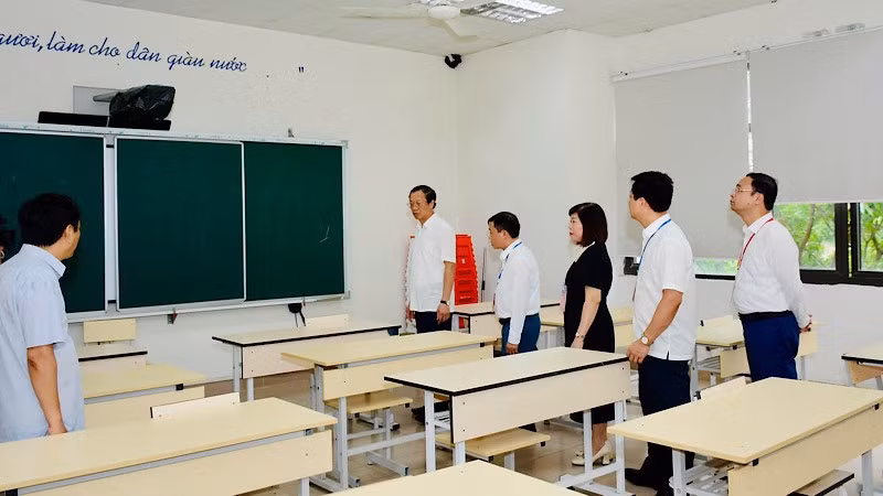 Đoàn công tác kiểm tra điểm thi tại Trường trung học phổ thông Chuyên Bắc Ninh