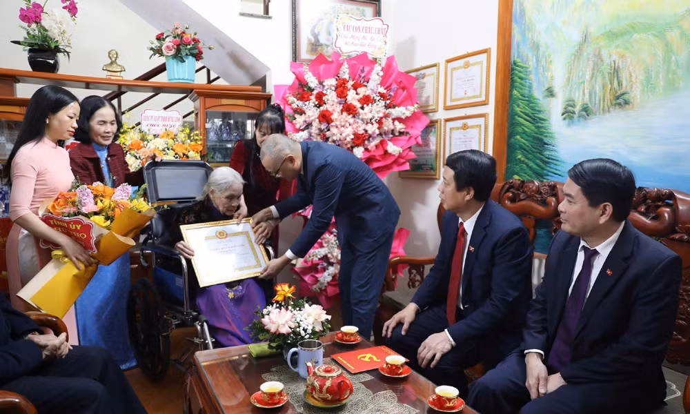 Bí thư Tỉnh ủy Phú Thọ Phạm Đại Dương trao Huy hiệu 80 năm tuổi Đảng cho đảng viên Tạ Thị Minh Tâm thuộc Chi bộ khu Châu Phong.
