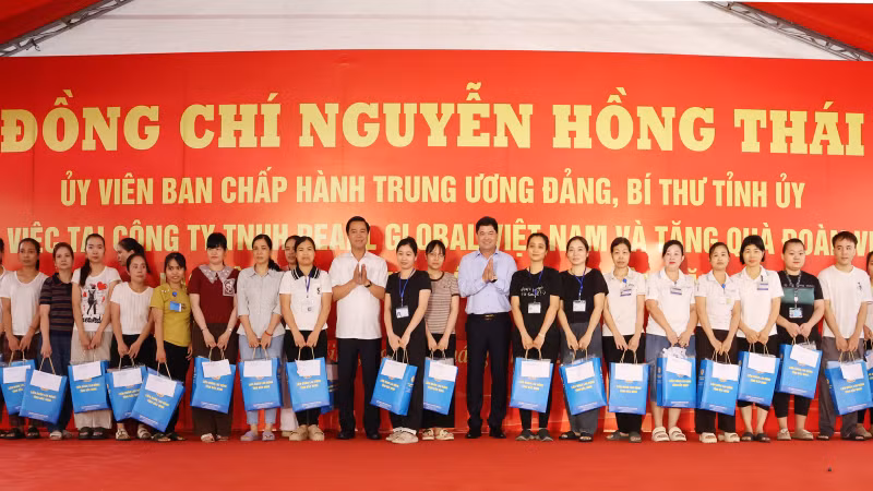 Đoàn công tác thăm, tặng quà động viên công nhân, người lao động Công ty trách nhiệm hữu hạn Pearl Global Việt Nam.