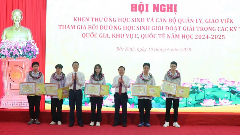 Lãnh đạo tỉnh Bắc Ninh chúc mừng các thí sinh tham dự các Kỳ thi Olympic quốc tế năm 2025. img-2025-06-10-184525.jpg