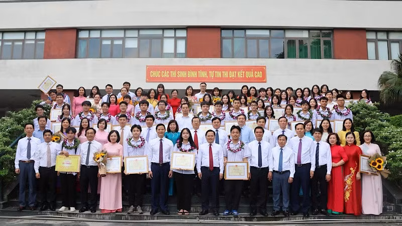 Thầy cô và các em học sinh xuất sắc được tuyên dương chụp ảnh kỷ niệm cùng các đồng chí lãnh đạo tỉnh.